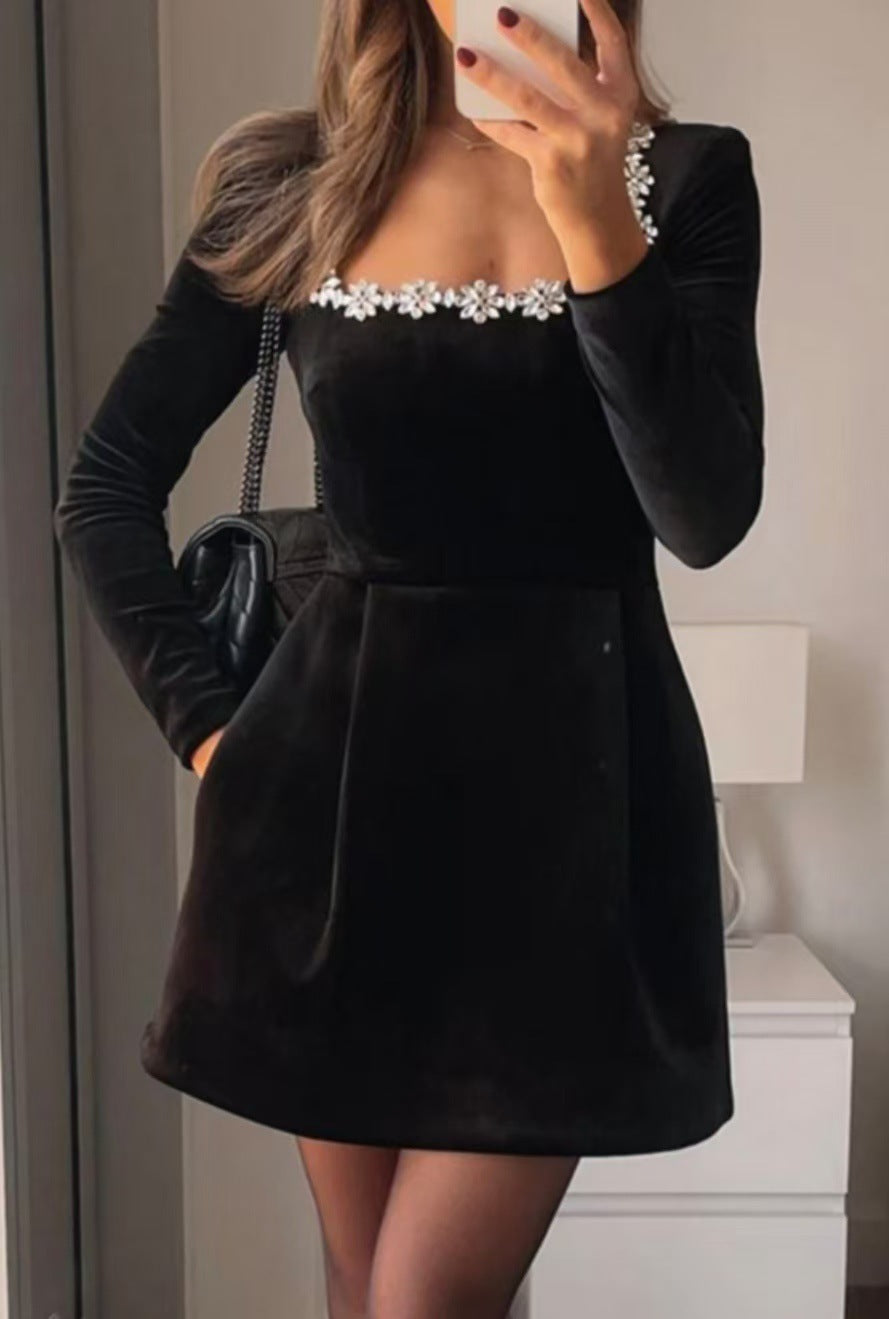 Rochie Scurtă Elegantă Evazată - Guler Pătrat, Mâneci Lungi, Flori Strass -