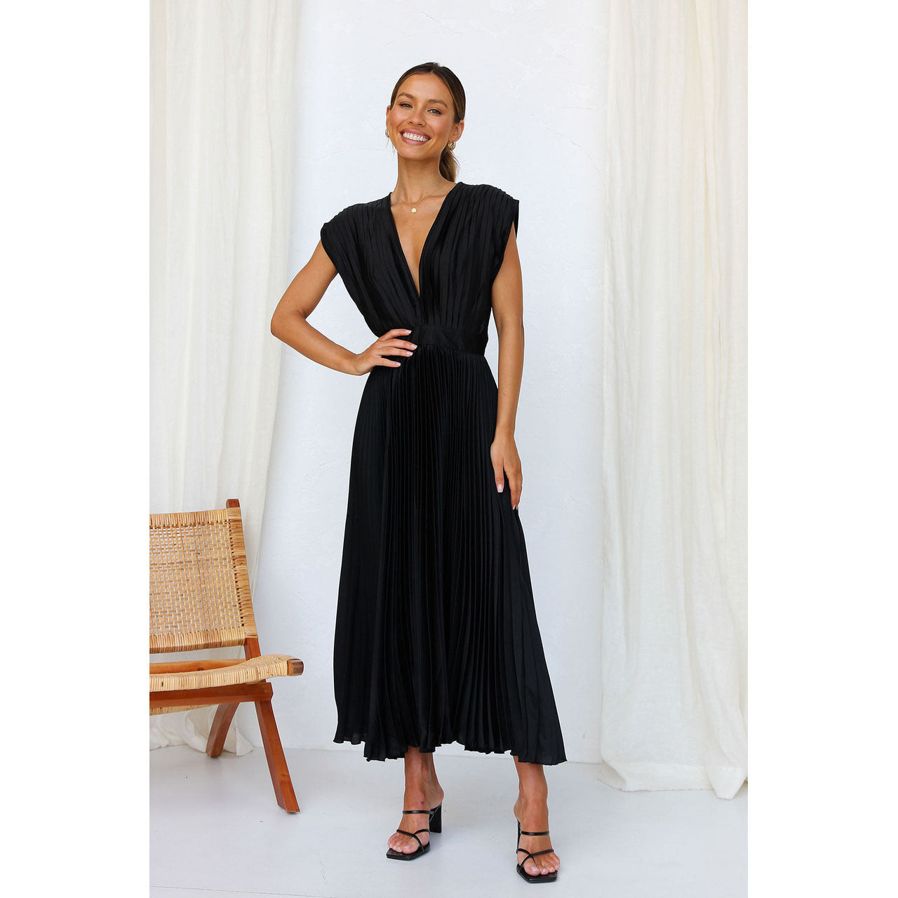 Rochie Vara Pliuri Fluide: Fermoar Decorativ & Silueta Lejeră 2025 -