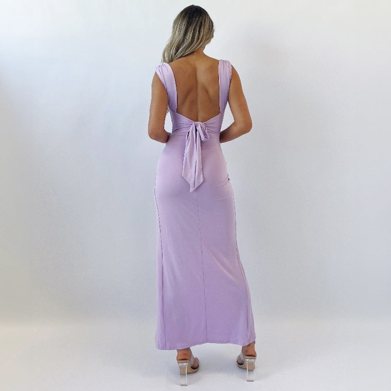 Rochie slim fără mâneci cu fentă și fundă decorativă la spate. Material ușor, croială rafinată -