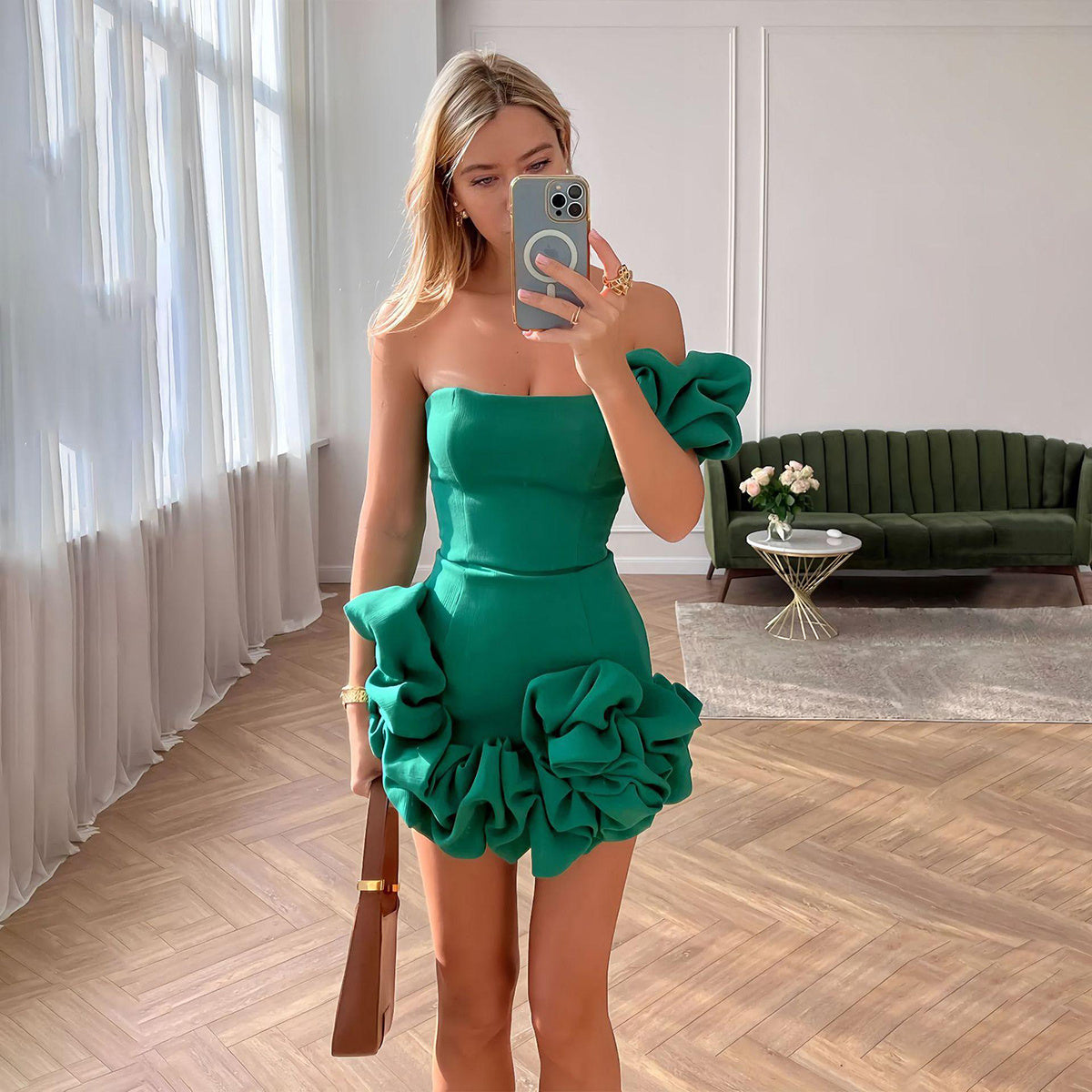 Rochie Seară Volane Senzuale: Umăr Degolit & Design Floral -
